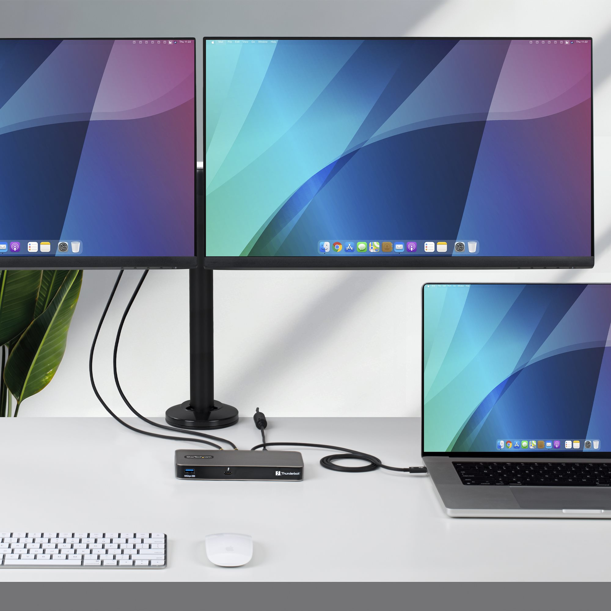 Thunderbolt™ 5 hub with three TB5 downstream ports for triple 8K