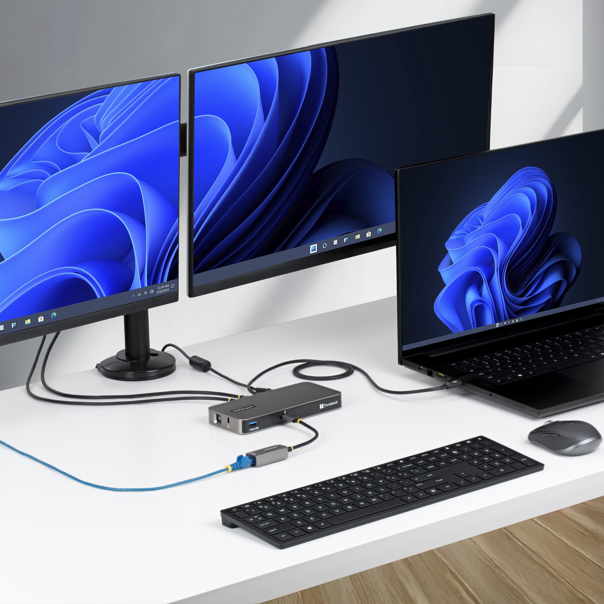 Thunderbolt™ 5 hub with three TB5 downstream ports for triple 8K