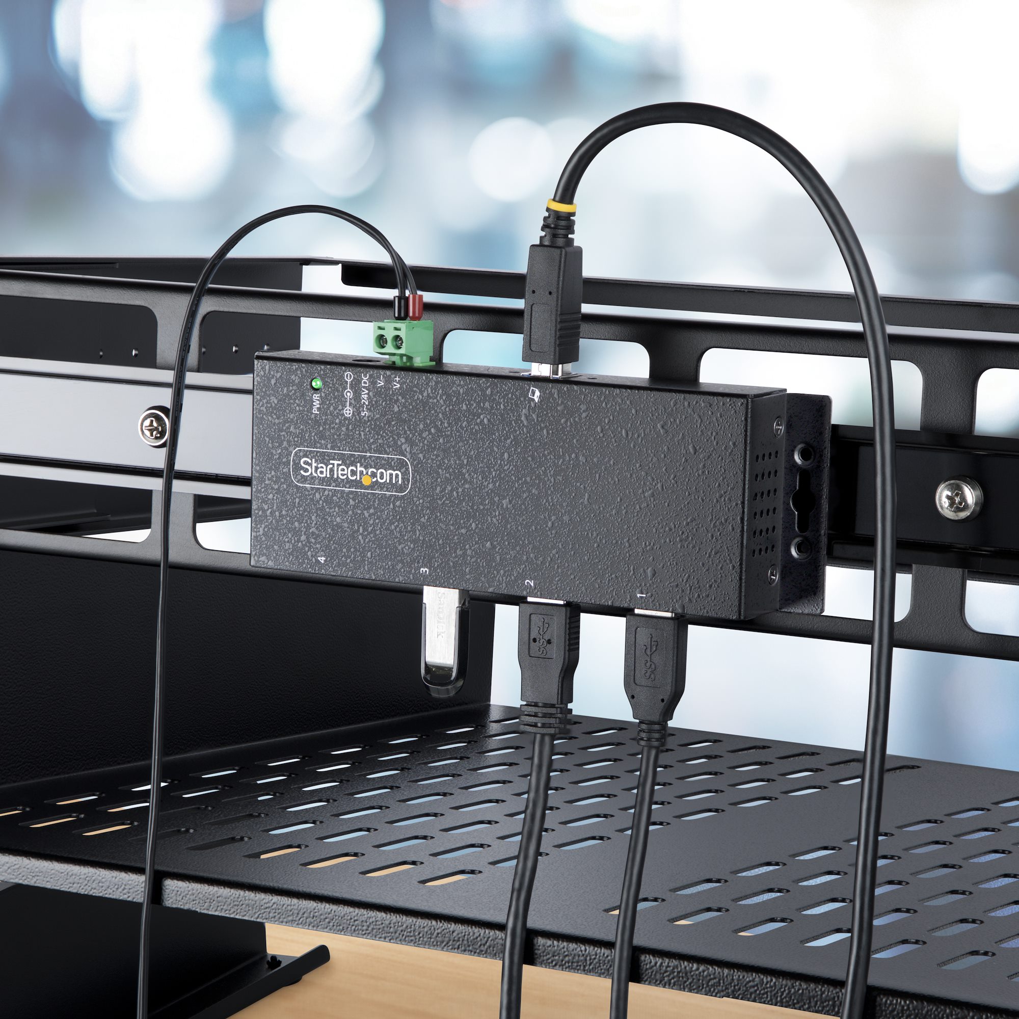 過酷な環境に適した工業・業務用のUSBハブで、パソコンのUSBポート1口