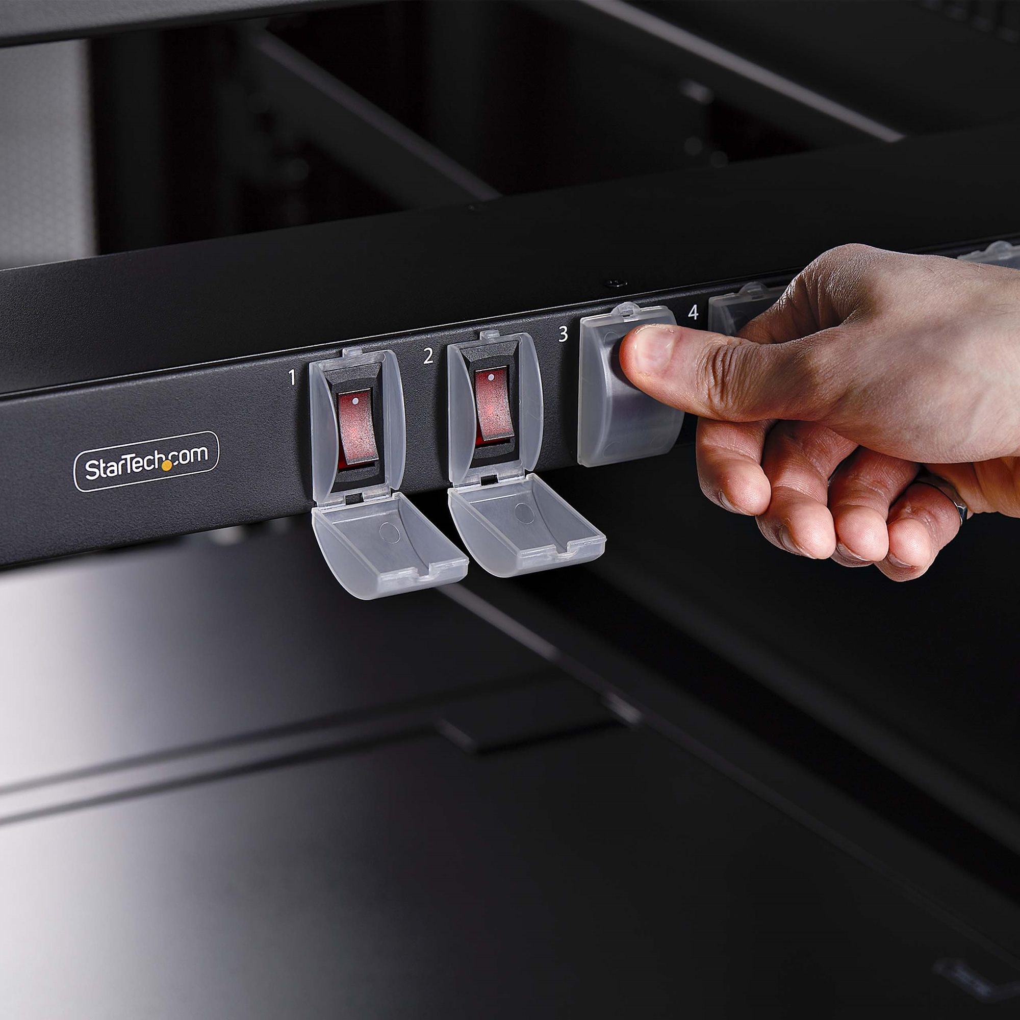 【PDU】トーピド 15ポンド Add eight power outlets from a single power outlet in 1U of rack space