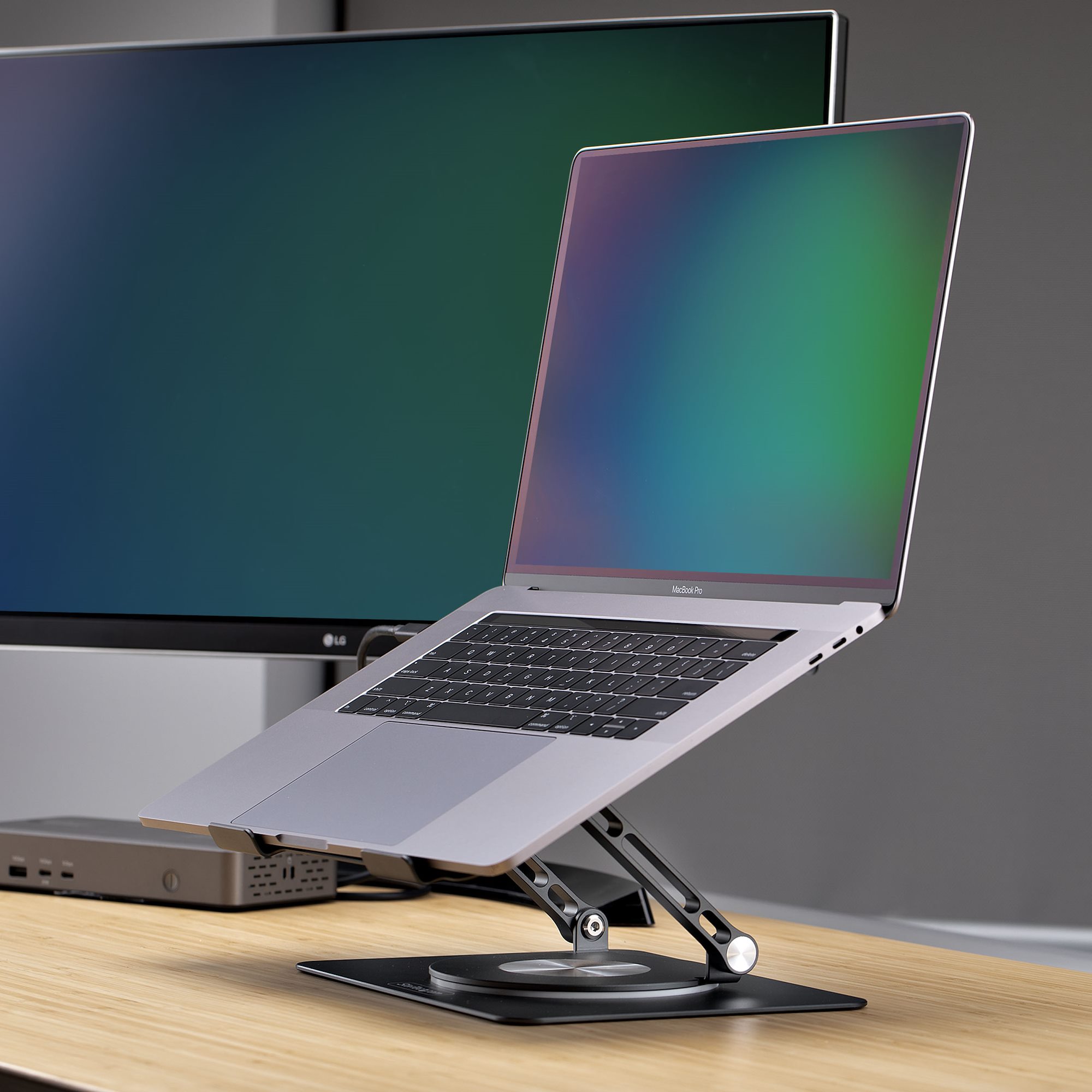 19.5 x 24.4cm、回転式ベース、高さ角度調整可能。ノートPCを目の高さ