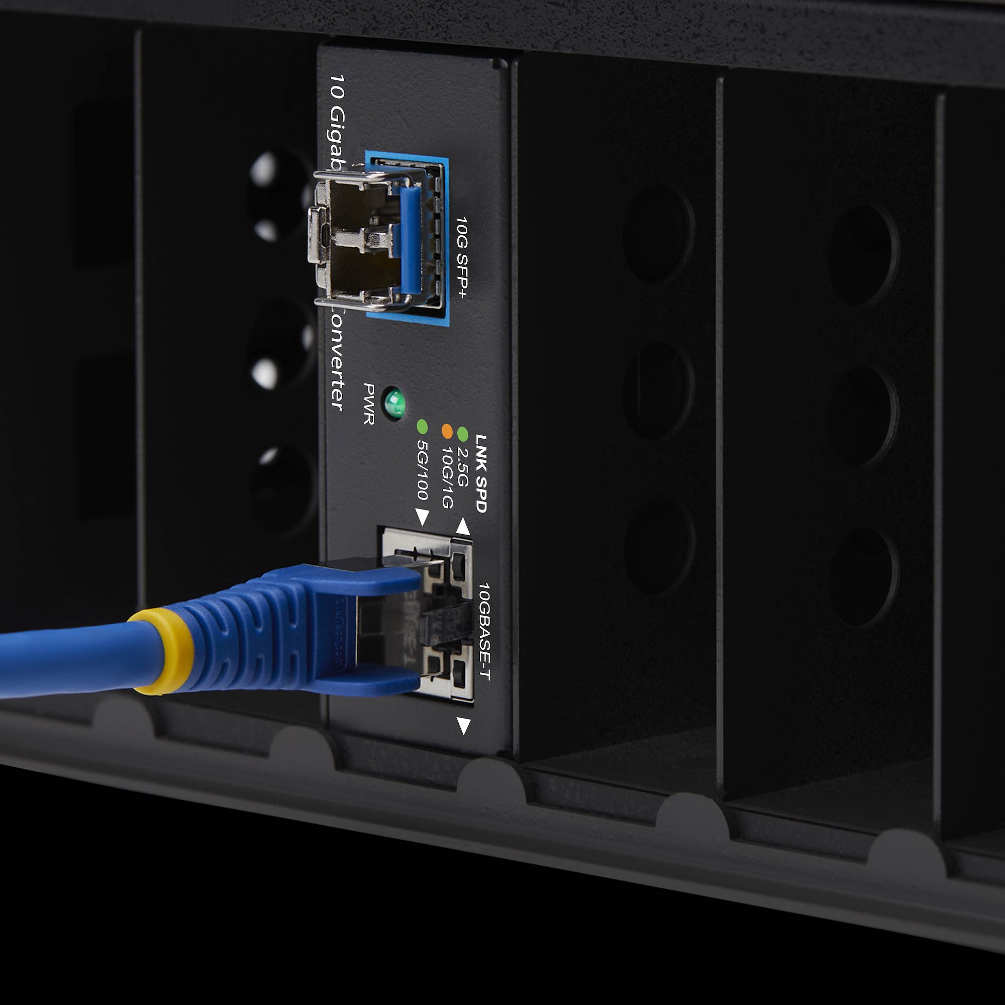 10GbE SFP+トランシーバーを使用した、10GBASE-T銅線ネットワークと 