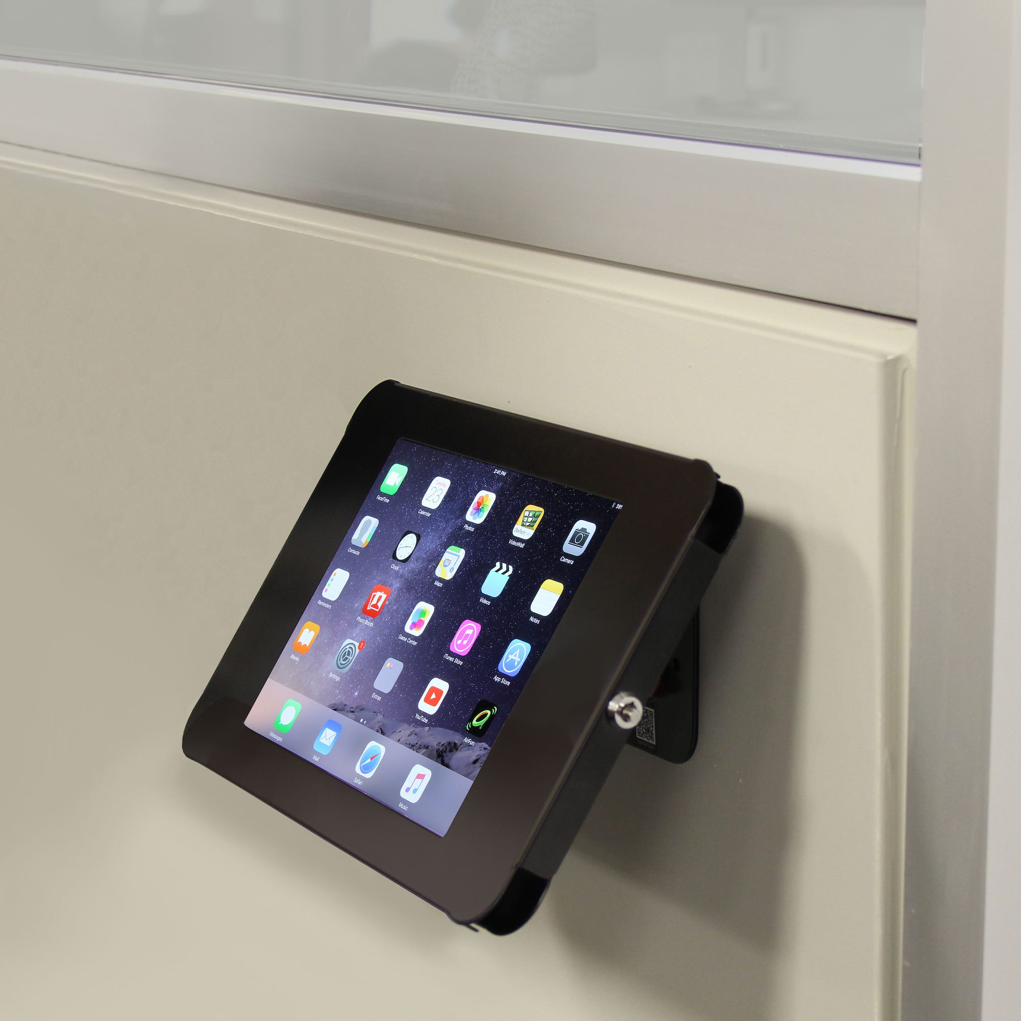 タブレット用スタンド　盗難防止ロック付き　デスクや壁面への設置に対応