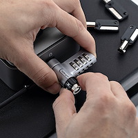 ノートパソコンやドッキングステーション、各種周辺機器を固定できる3